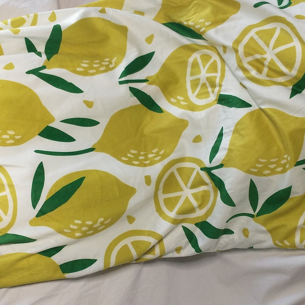 👄 Stella Saksa Lemons Throw Blanket
